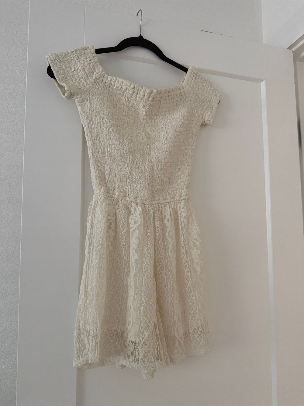 White smocked and lace romper - Picture 3 of 5
